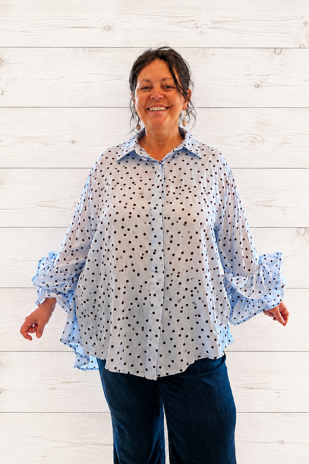 Camicia a pois con volant sulle maniche