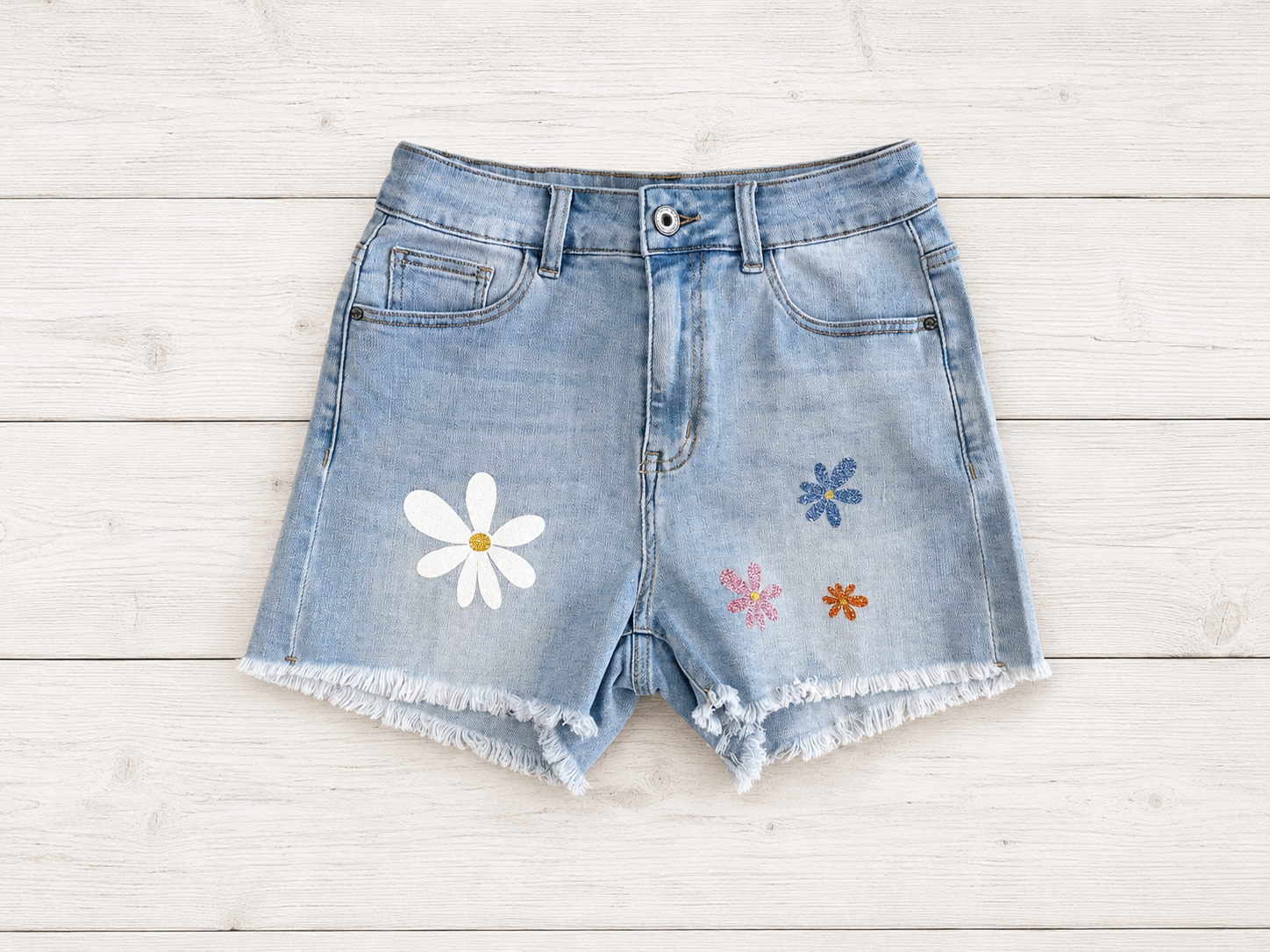 Shorts jeans con margherite in glitter